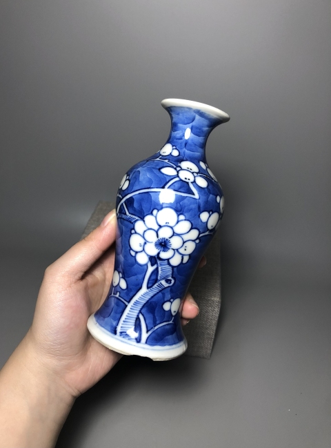 古玩陶瓷晚清,青花留白冰梅紋撇口瓶拍賣,當前價格2000元