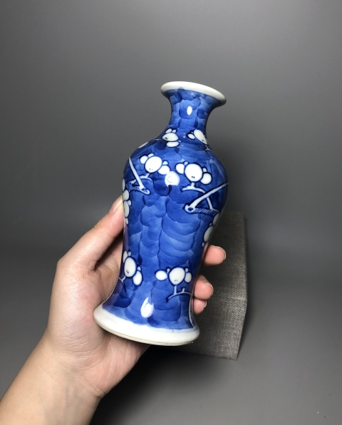 古玩陶瓷晚清,青花留白冰梅紋撇口瓶拍賣,當前價格2000元