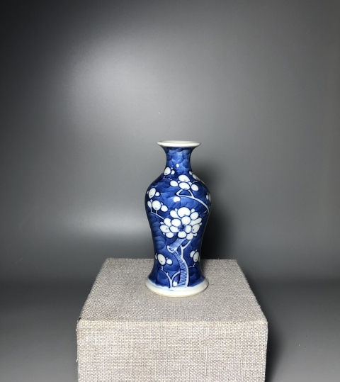 古玩陶瓷晚清,青花留白冰梅紋撇口瓶拍賣,當前價格2000元