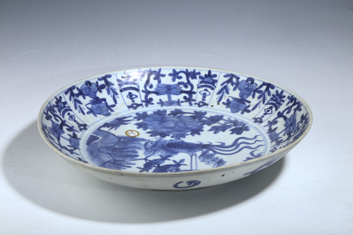 古玩陶瓷明代晚期?青花鳳凰牡丹紋大盤拍賣，當前價格13600元