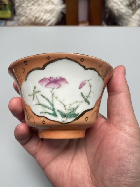 古玩陶瓷大清康熙年制篆書款·珊 瑚紅開窗花卉紋杯拍賣,當前價格350元