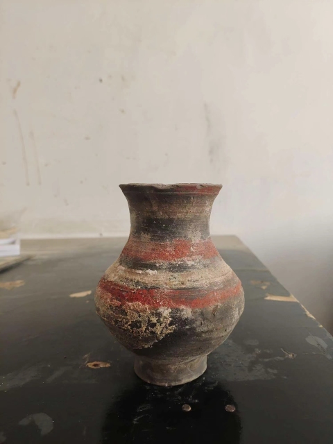 古玩陶瓷館藏級珍品秦漢黑陶彩繪漢壺拍賣,當(dāng)前價格980元