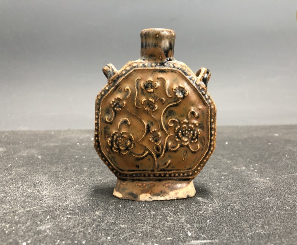 古玩陶瓷清代黑褐釉窯變印花雙系八方小扁瓶拍賣，當前價格1880元
