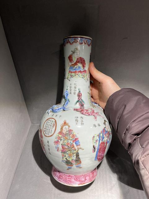 古玩陶瓷粉彩貼塑無雙譜瓶拍賣，當前價格120000元