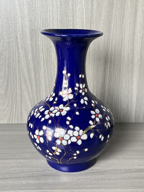 古玩陶瓷解放初 極品藍釉粉彩梅花圖賞瓶拍賣，當前價格380元