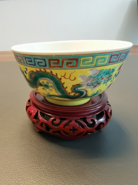 古玩陶瓷名家詹興發黃地粉彩五爪龍紋茶碗拍賣,當前價格1500元