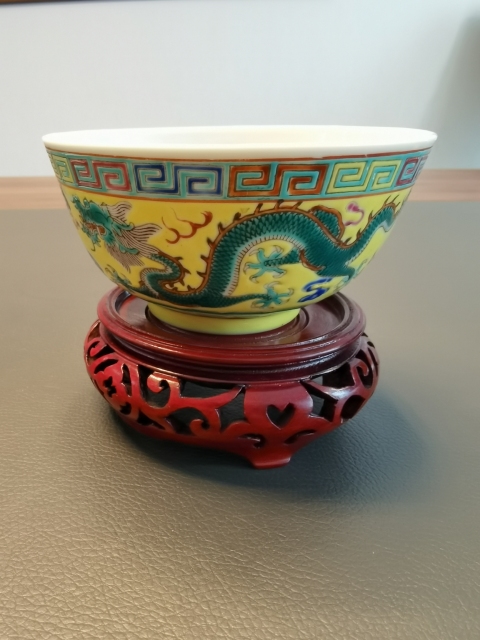古玩陶瓷名家詹興發黃地粉彩五爪龍紋茶碗拍賣,當前價格1500元