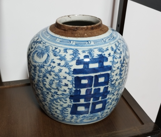 骨董品   元青花纏枝蓋缶 An extremely rare blue and white 'peony' jar, guan, Yuan