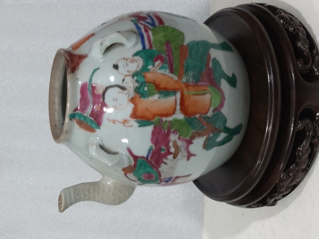 古玩陶瓷粉彩麒麟送子圖紋四系提梁壺拍賣,當(dāng)前價格1280元