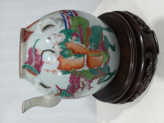 古玩陶瓷粉彩麒麟送子圖紋四系提梁壺拍賣,當(dāng)前價格1280元