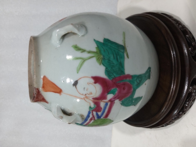 古玩陶瓷粉彩麒麟送子圖紋四系提梁壺拍賣,當(dāng)前價格1280元