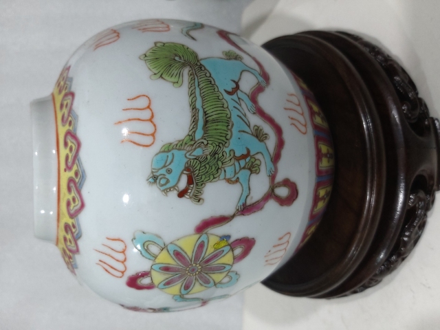 古玩陶瓷粉彩獅子滾繡球紋罐拍賣,當前價格680元