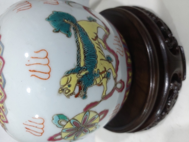 古玩陶瓷粉彩獅子滾繡球紋罐拍賣,當前價格680元