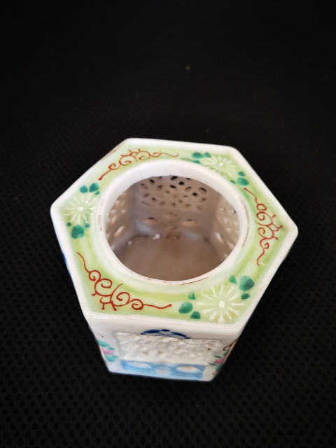 古玩陶瓷清末民初粉彩鏤空花卉紋香薰拍賣,當(dāng)前價格1200元