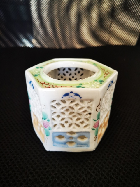 古玩陶瓷清末民初粉彩鏤空花卉紋香薰拍賣,當(dāng)前價格1200元