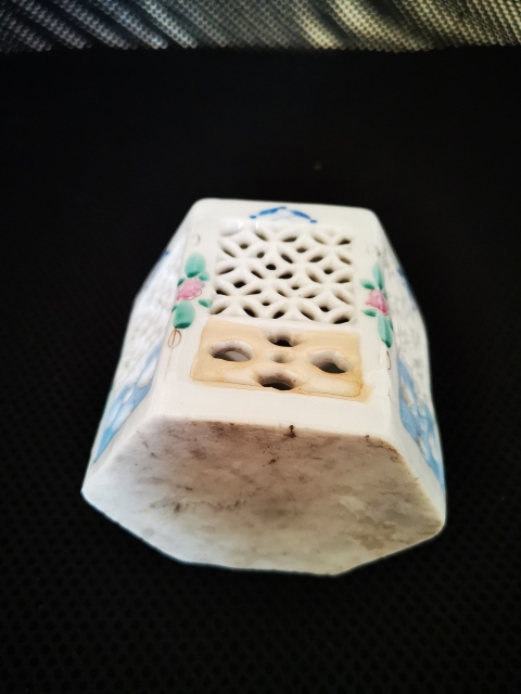 古玩陶瓷清末民初粉彩鏤空花卉紋香薰拍賣,當(dāng)前價格1200元