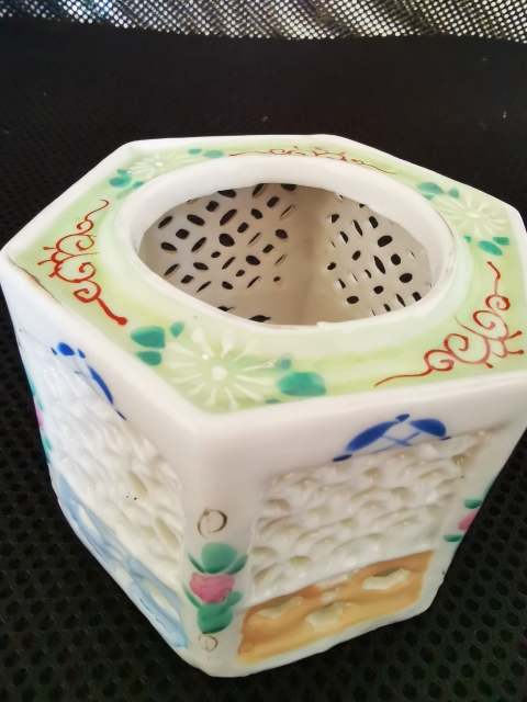 古玩陶瓷清末民初粉彩鏤空花卉紋香薰拍賣,當(dāng)前價格1200元