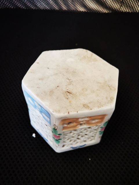 古玩陶瓷清末民初粉彩鏤空花卉紋香薰拍賣,當(dāng)前價格1200元