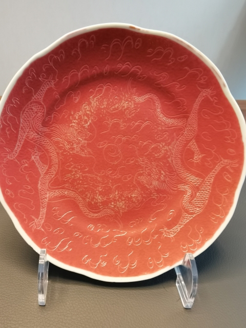 古玩陶瓷江西瓷業公司前身胭脂紅釉軋道粉彩龍紋葵口盤拍賣，當前價格880元