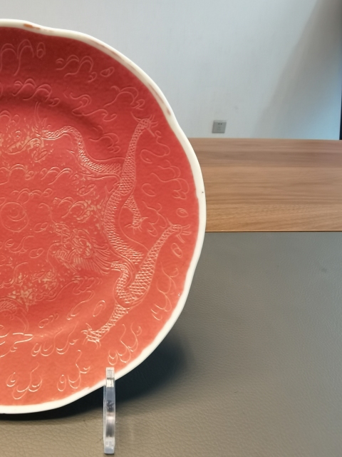 古玩陶瓷江西瓷業公司前身胭脂紅釉軋道粉彩龍紋葵口盤拍賣，當前價格880元