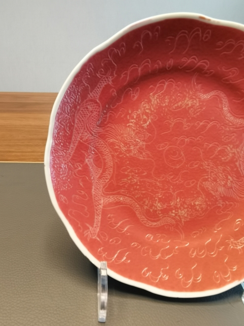 古玩陶瓷江西瓷業公司前身胭脂紅釉軋道粉彩龍紋葵口盤拍賣，當前價格880元