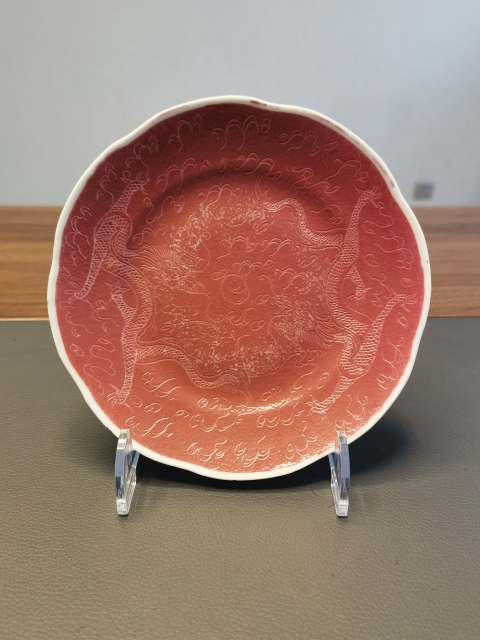 江西瓷業公司前身胭脂紅釉軋道粉彩龍紋葵口盤拍賣，當前價格980元