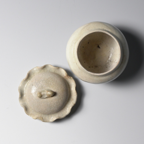 古玩陶瓷宋代景德鎮白釉荷葉蓋罐拍賣,當前價格3600元