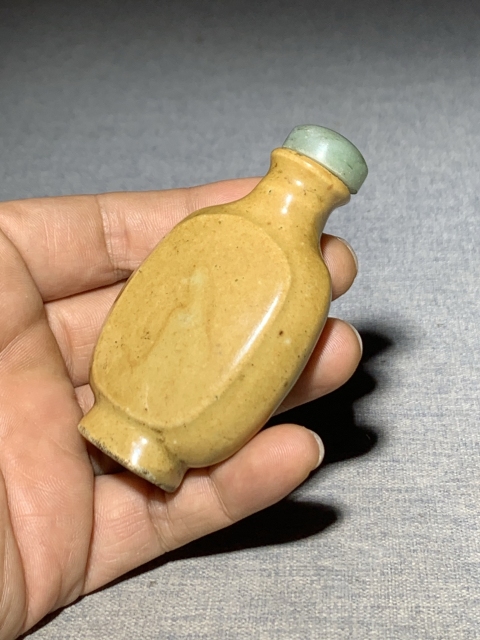 古玩陶瓷黃釉鼻煙壺拍賣,當前價格1200元