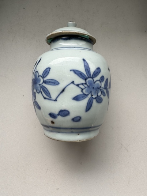 古玩陶瓷順治·青花洞石花卉紋蓋罐拍賣，當(dāng)前價(jià)格9800元