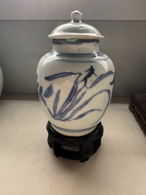 古玩陶瓷順治·青花洞石花卉紋蓋罐拍賣，當(dāng)前價(jià)格9800元