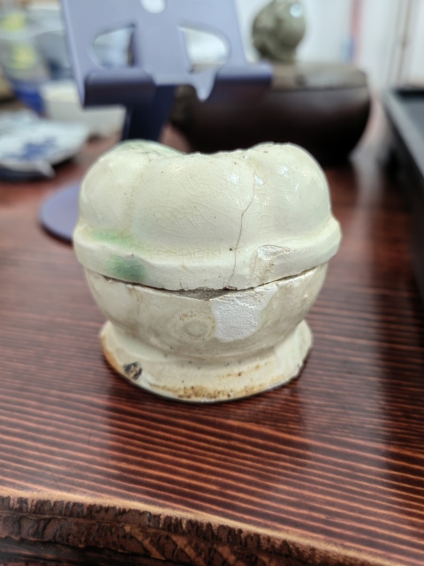 古玩陶瓷長沙窯印花白釉綠彩瓜棱粉盒標本拍賣，當前價格58元