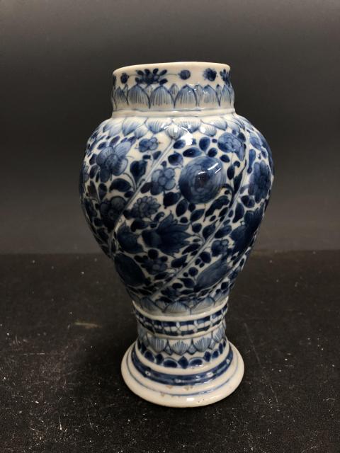 古玩陶瓷康熙青花纏枝花卉大口梅瓶拍賣,當前價格8500元