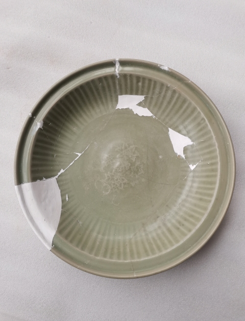 古玩陶瓷龍泉青瓷刻花折沿盤拍賣，當前價格3200元