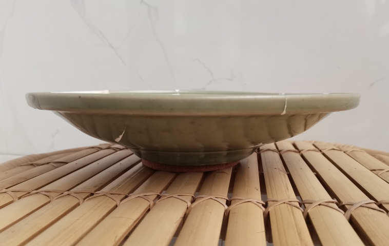 古玩陶瓷龍泉青瓷刻花折沿盤拍賣，當前價格3200元