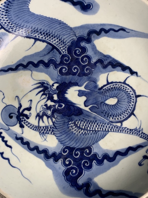 古玩陶瓷過墻龍紋青花盤真品鑒賞圖