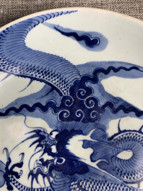 古玩陶瓷過墻龍紋青花盤真品鑒賞圖