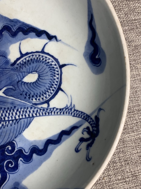 古玩陶瓷過墻龍紋青花盤真品鑒賞圖