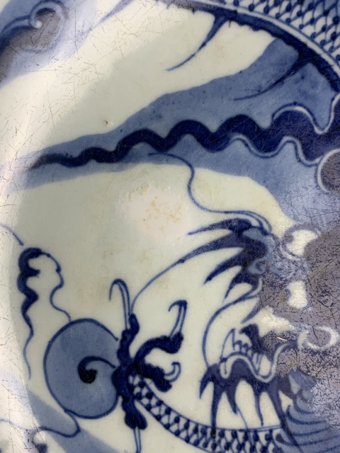古玩陶瓷過墻龍紋青花盤真品鑒賞圖