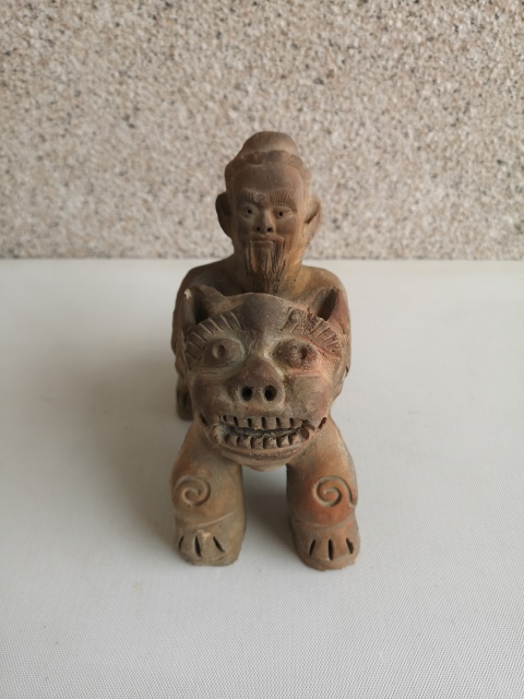 古玩陶瓷陶胎騎獅神像拍賣，當前價格580元