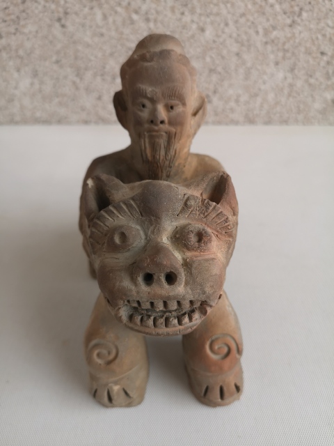 古玩陶瓷陶胎騎獅神像拍賣，當前價格580元