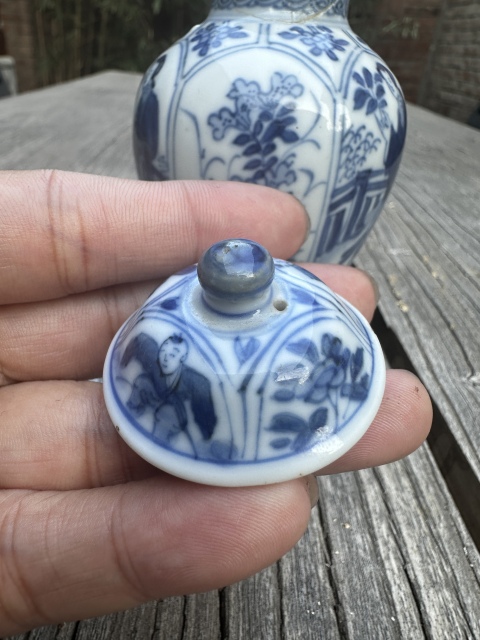 古玩陶瓷康熙仕女花卉紋青花蓋瓶拍賣,當(dāng)前價(jià)格3555元
