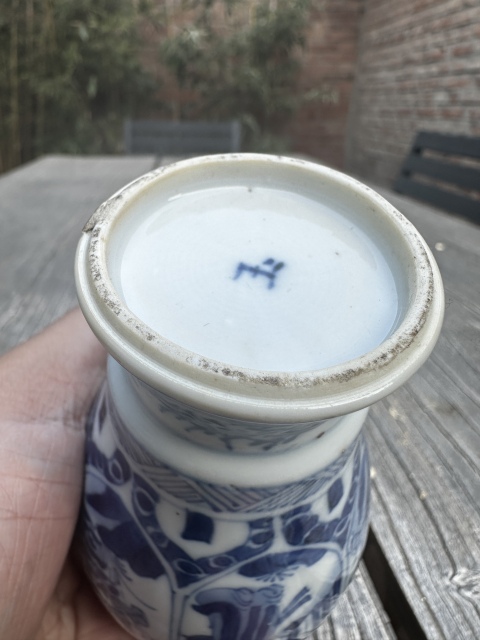 古玩陶瓷康熙仕女花卉紋青花蓋瓶拍賣,當(dāng)前價(jià)格3555元