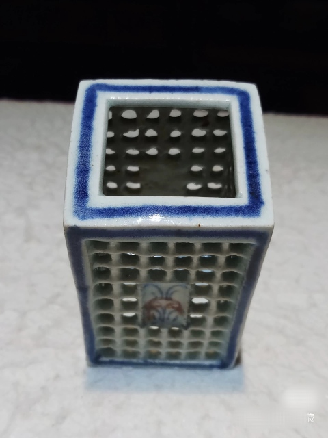 古玩陶瓷青花釉里紅四方鏤空筆筒拍賣,當前價格4500元