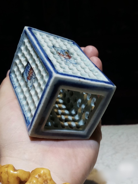 古玩陶瓷青花釉里紅四方鏤空筆筒拍賣,當前價格4500元
