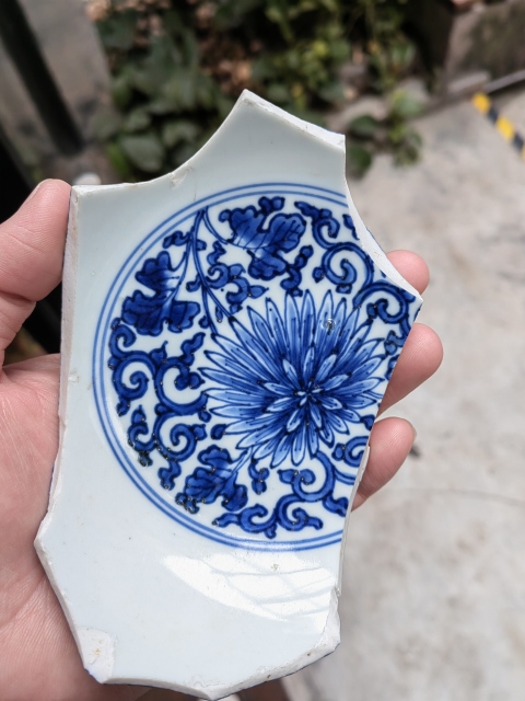 古玩陶瓷康熙早期細路青花扁菊紋碗標本拍賣,當前價格400元
