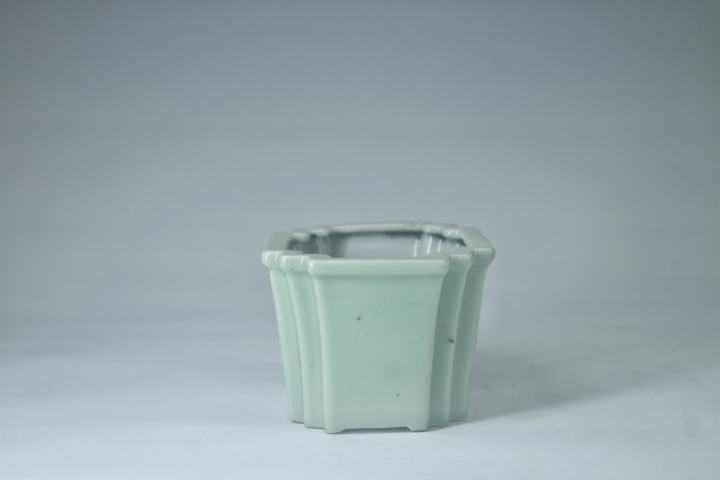 古玩陶瓷晚清·豆青釉加白花鳥(niǎo)紋菖蒲盆拍賣(mài)，當(dāng)前價(jià)格1288元
