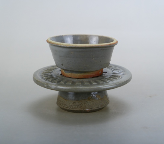 域鉴古玩】明代.龙泉窑青瓷杯和龙泉窑青瓷刻寿字纹托盘（1368年