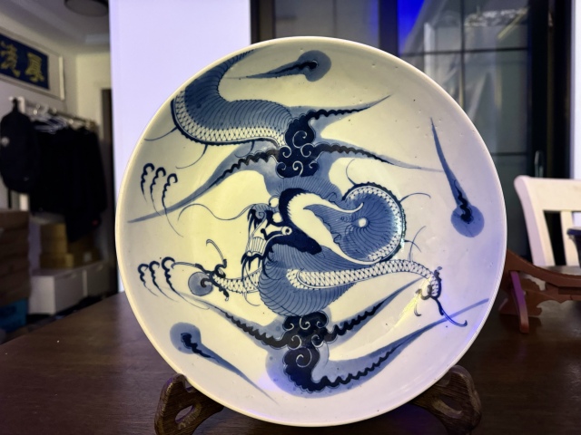 古玩陶瓷雍乾青花過墻龍紋盤拍賣，當(dāng)前價(jià)格12666元