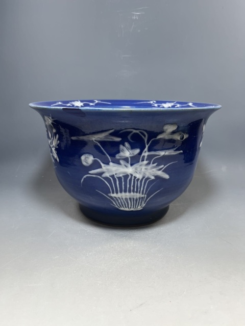 古玩陶瓷清中期，霽藍釉堆白花卉紋花盆拍賣，當(dāng)前價格5555元