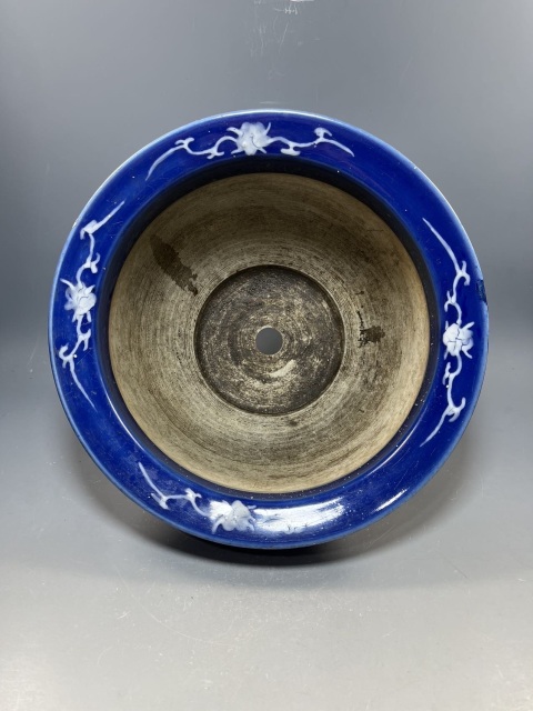 古玩陶瓷清中期，霽藍釉堆白花卉紋花盆拍賣，當(dāng)前價格5555元